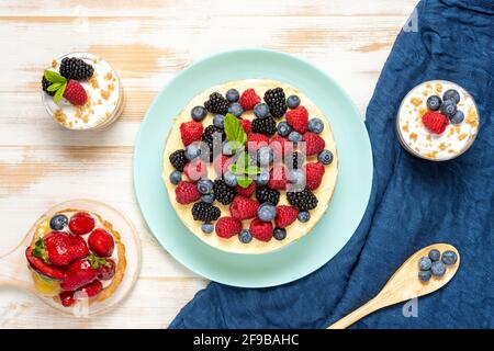 Hausgemachter Kuchen mit frischen Beeren auf Holzhintergrund. Stockfoto