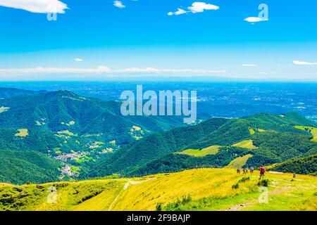 LUGANO, SCHWEIZ, 25. JULI 2017: Touristen bummeln auf dem Monte Generoso in der Schweiz Stockfoto