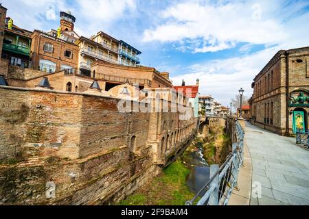 Berühmte Feigenschlucht in der Altstadt von Tiflis mit seiner Architektur in Frühling Stockfoto