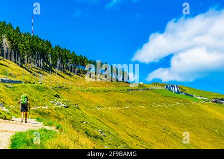 LUGANO, SCHWEIZ, 25. JULI 2017: Touristen bummeln auf dem Monte Generoso in der Schweiz Stockfoto