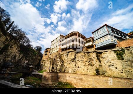 Berühmte Feigenschlucht in der Altstadt von Tiflis mit seiner Architektur in Frühling Stockfoto