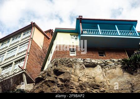 Berühmte Feigenschlucht in der Altstadt von Tiflis mit seiner Architektur in Frühling Stockfoto