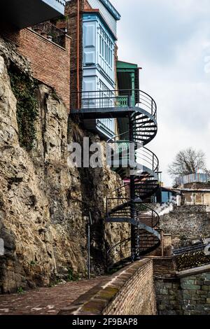 Berühmte Feigenschlucht in der Altstadt von Tiflis mit seiner Architektur in Frühling Stockfoto