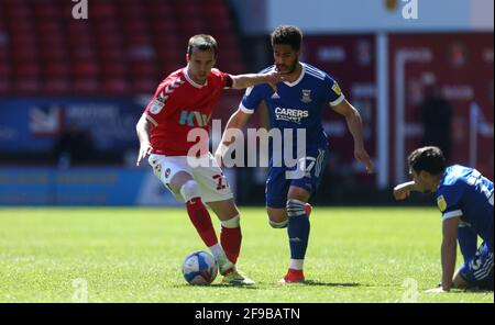 Charlton Athletic's Liam Millar (links) und Keanan Bennetts (rechts) von Ipswich Town kämpfen während des Sky Bet League One-Spiels in The Valley, London, um den Ball. Bilddatum: Samstag, 17. April 2021. Stockfoto