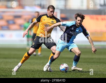 Scot Bennett von Newport County (links) und Wes Hoolahan von Cambridge United kämpfen während des zweiten Spiels der Sky Bet League bei der Rodney Parade in Newport um den Ball. Bilddatum: Samstag, 17. April 2021. Stockfoto