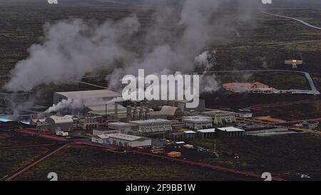 Nahaufnahme des geothermischen Kraftwerks Svartsengi mit Pipelines und Dampfbügeln in der Nähe von Grindavik, Halbinsel Reykjanes, Island im Winter. Stockfoto