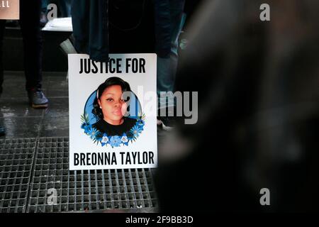 New York, New York, USA. April 2021. Demonstranten und Supporter nehmen an der Take Back Rally & Vigil Teil, die das Leben der Polizei des Brooklyn Center ehrt, die am 16. April 2021 auf dem Times Square in New York City das Opfer Daunte Wright erschießt hat. Quelle: Mpi43/Media Punch/Alamy Live News Stockfoto