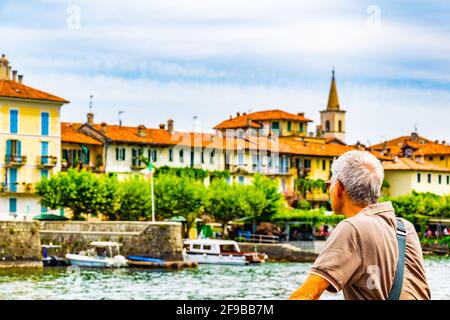 BAVENO, ITALIEN, 27. JULI 2017: Ein Tourist schaut auf die Isola Superiore dei pescatori am Lago Maggiore, Italien Stockfoto