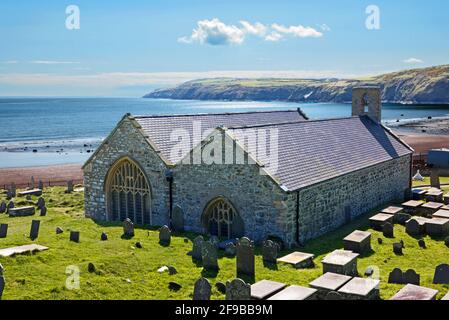 Die St. Hywyn's Church in Aberdaron, Nordwales, ist eine Pfarrkirche aus dem 12. Jahrhundert. Während der dunklen Zeitalter und später war es eine Cla-Siedlung. Stockfoto