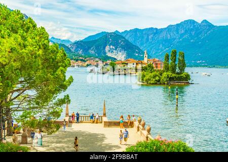 ISOLA BELLA, ITALIEN, 27. JULI 2017: Touristen genießen die Aussicht auf die Isola Superiore dei pescatori von der Isola Bella am Lago Maggiore, Italien Stockfoto