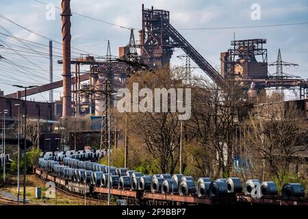 Hochofen, Stahlbandwalzen, Coils, auf Güterwagen, im Stahlwerk ThyssenKrupp Schwelgern in Duisburg-Marxloh ist Teil der Bruckha Stockfoto