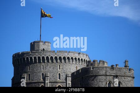 Vor der Beerdigung des Herzogs von Edinburgh fliegt die Flagge des Royal Standard of the United Kingdom über Windsor Castle, Berkshire. Bilddatum: Samstag, 17. April 2021. Stockfoto