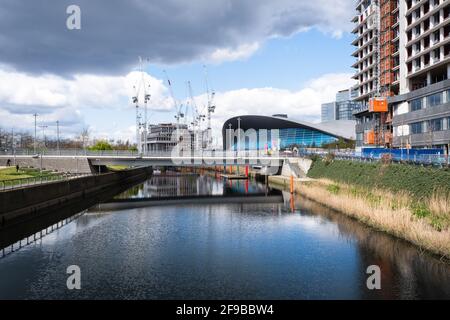 London, UK - April 2021 : der Waterworks River mit Blick auf das Aquatic Centre und East Bank, Queen Elizabeth Olympic Park Stockfoto