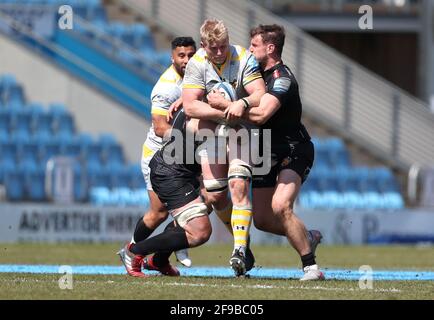 Wesps' Ben Morris (Mitte) wird von Ollie Devoto von Exeter Chiefs (links) und Ollie Devoto während des Spiels der Gallagher Premiership in Sandy Park, Exeter, angegangen. Bilddatum: Samstag, 17. April 2021. Stockfoto