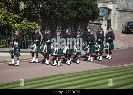 Eine Abteilung des 4. Bataillons das Royal Regiment of Scotland kommt vor der Beerdigung des Herzogs von Edinburgh in Windsor Castle, Berkshire, an. Bilddatum: Samstag, 17. April 2021. Stockfoto