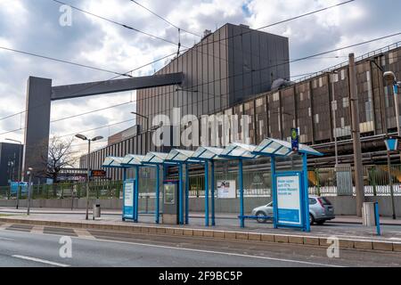 Haltestelle, Kaiser-Wilhelm-Straße, in Duisburg-Bruckhausen bei ThyssenKrupp Steel Stahlwerk Bruckhausen, Oxygenstahlwerk 1, Duisburg, NRW, Deutschland Stockfoto