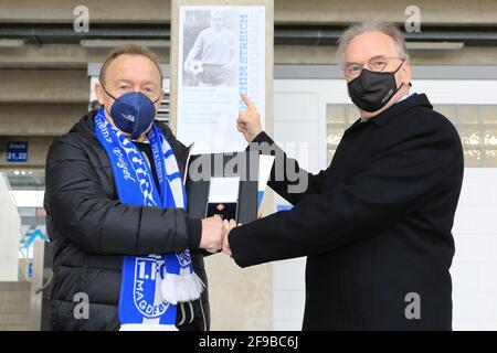 Magdeburg, Deutschland. April 2021. Ministerpräsident Reiner Haseloff (CDU, r) ehrt den langjährigen FCM-Spieler und DDR-Rekordspieler Joachim Streich mit einer Urkunde und einer "Mile of Legends"-Plakette vor der MDCC Arena. Der Rekordtorschütze der DDR-Nationalmannschaft und der DDR-Königsklasse wurde am 13. April 70 Jahre alt. Quelle: Peter Gercke/dpa-Zentralbild/dpa/Alamy Live News Stockfoto