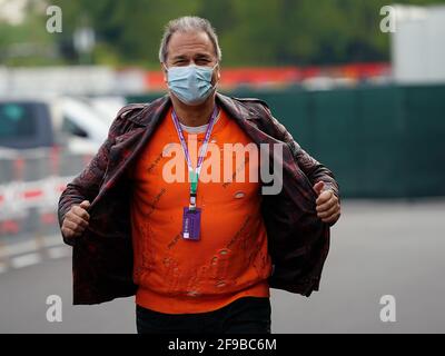 Imola, Italien. April 2021. Motorsport: Formel-1-Weltmeisterschaft, großer Preis der Emilia-Romagna, 3. Freies Training. Kai Ebel, Moderator, kommt im Fahrerlager an. Quelle: AP-Photo, Hasan Bratic/dpa/Alamy Live News Stockfoto