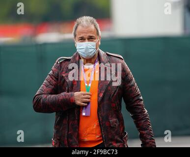 Imola, Italien. April 2021. Motorsport: Formel-1-Weltmeisterschaft, großer Preis der Emilia-Romagna, 3. Freies Training. Kai Ebel, Moderator, kommt im Fahrerlager an. Quelle: AP-Photo, Hasan Bratic/dpa/Alamy Live News Stockfoto