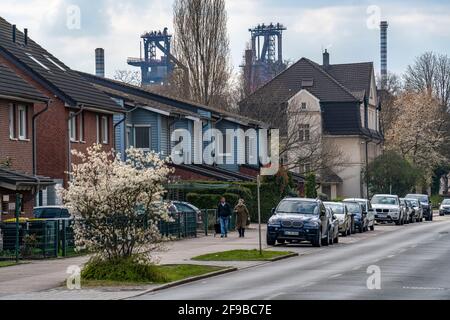 Dieselstraße, Wohngebäude, in Duisburg-Bruckhausen, Blick auf das Stahlwerk Bruckhausen von ThyssenKrupp, Hochofen 5 und 6, Duisburg, Stockfoto