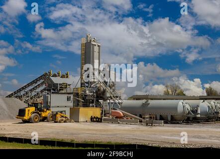 Sandanlage in Zerkleinerungsfabrik, Maschinen und Anlagen zum Zerkleinern, Schleifen von Stein Schüttgütern. Stockfoto