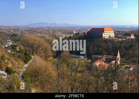Schöne alte Burg mit einer Landschaft im Hintergrund. Dolni kounice - Südmähren - Tschechische Republik Stockfoto
