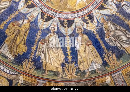 Aufnahme von Mosaiken an der Decke im neonischen Baptisterium, Ravenna Stockfoto