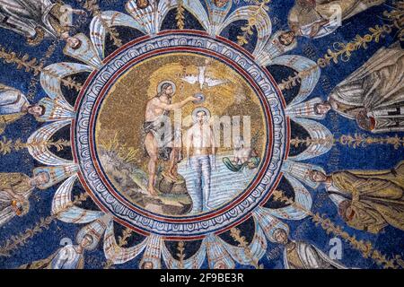 Aufnahme von Mosaiken an der Decke im neonischen Baptisterium, Ravenna Stockfoto