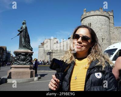 17. April 2021, Großbritannien, Windsor: Laura Griffiths, Fan des britischen Königshauses, steht mit ihrem Smartphone vor Windsor Castle. Der Trauerdienst und die Beerdigung von Königin-Ehemann Prinz Philip, Herzog von Edinburgh, werden im Schloss Windsor stattfinden. Prinz Philip war am 9. April im Alter von 99 Jahren gestorben. Foto: Larissa Schwedes/dpa Stockfoto