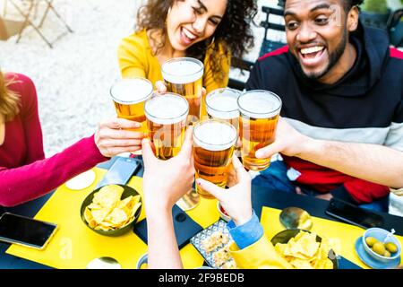Gruppe multikultureller Freunde, die in der Brauerei Bier trinken und toasten Bar-Restaurant - Glückliche Menschen, die Spaß auf dem Dach haben Party - Fokus auf Brille Stockfoto