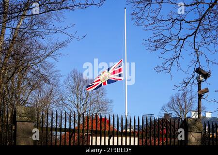 Helsinki, Finnland. April 2021. Beerdigungstag des Herzogs von Edinburgh. Die britische diplomatische Flagge fliegt am halben Mast, als Zeichen des Respekts gegenüber dem Tod von Prinz Philip, 99, im Alter von 9. April 2021, vor der britischen Botschaft in Helsinki, Finnland. Kredit: Taina Sohlman Stockfoto