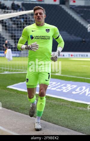 MILTON KEYNES, GROSSBRITANNIEN. 17. APRIL: Portsmouth-Torwart Craig MacGillivray während der zweiten Hälfte der Sky Bet League ein Spiel zwischen MK Dons und Portsmouth im Stadium MK, Milton Keynes am Samstag, 17. April 2021. (Kredit: John Cripps, Mi News) Kredit: MI Nachrichten & Sport /Alamy Live Nachrichten Stockfoto