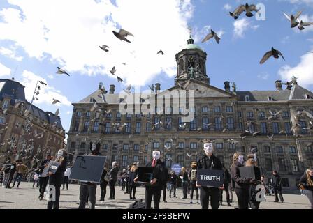 Anonymous für die Aktivisten der Organisation Voiceless Animal Rights nehmen am 17. April 2021 in Amsterdam, Niederlande, an einer Demonstration von Cube of Truth vor dem Königlichen Palast auf dem Dam-Platz Teil. Der von Anonymous für die Organisation Voiceless Animal Rights benannte Würfel der Wahrheit widmet sich der Aufdeckung der Geschehnisse mit den Tieren, der Umwelt und der Gesundheit. (Foto von Paulo Amorim/Sipa USA) Stockfoto