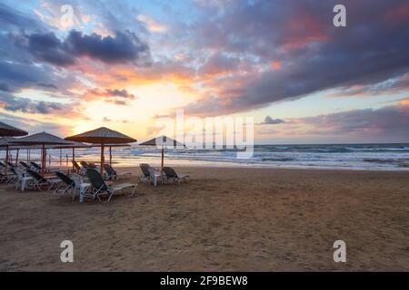 Leerer Strand mit Sonnenschirmen und Liegestühlen geschlossen. Unglaublicher Sonnenaufgang. 2020 Sommer Quarantänereise. Wunderschöner Blick auf die Seenlandschaft im Sommer. Entspannen Sie sich Stockfoto