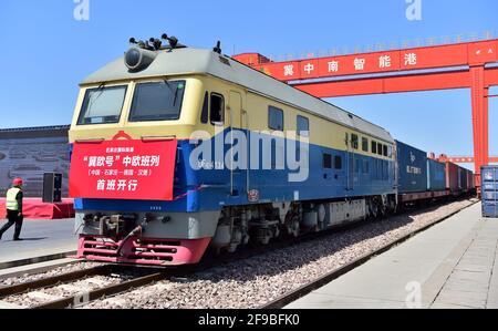 Shijiazhuang, Deutschland, ist bereit, am internationalen Landhafen Shijiazhuang in der nordchinesischen Provinz Hebei abzureisen. April 2021. Ein Güterzug, der nach Hamburg, Deutschland, fährt, ist bereit, am 17. April 2021 im internationalen Landhafen Shijiazhuang in der nordchinesischen Provinz Hebei abzulegen. Der erste China-Europa-Güterzug, der aus der Provinz Hebei nach Deutschland fuhr, fuhr am Samstag in Shijiazhuang. Der Zug, beladen mit 100 zwanzig Fuß Äquivalenteinheit (TEU) Ladung, wird voraussichtlich in 18 Tagen in Hamburg ankommen. Quelle: Zhang Xiaofeng/Xinhua/Alamy Live News Stockfoto