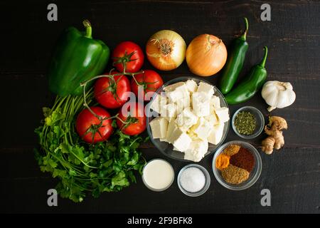 Kadai Paneer Sovy Zutaten: Paneer Käse, Gemüse und Gewürze verwendet, um ein traditionelles vegetarisches indisches Gericht zu machen Stockfoto