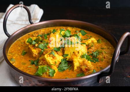 Kadai Paneer Soße in einem Balti-Gericht: Ein traditionelles vegetarisches indisches Gericht aus Paneer-Käse in einer Sauce auf Tomatenbasis Stockfoto