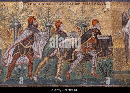 Mosaik von drei weisen Männern an der Wand der Basilika Sant'Apollinare in Nuovo, Ravenna, Italien Stockfoto