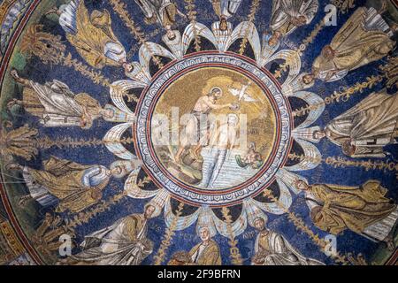 Aufnahme von religiösen Mosaiken in der neonischen Baptisterium, Ravenna, in einem niedrigen Winkel an der Decke Stockfoto