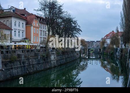 Der ruhige Fluss Ljubljanica fließt durch das Zentrum von Ljubljana Stockfoto