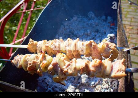 Im Grill wird Schweinshischebab auf Spiessen gebraten. Schweinebab aus der Nähe Stockfoto