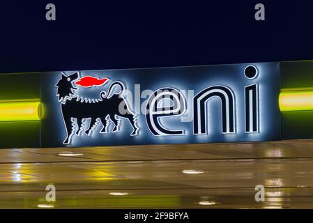 Das ENI Spa-Logo ist auf der Tankstelle des Unternehmens in Imperia, Italien, beleuchtet Stockfoto