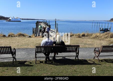 Paar auf der Bank Port Jefferson Harbor Long Island New York Stockfoto