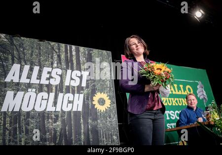 Potsdam, Deutschland. April 2021. Annalena Baerbock, Bundesführerin von Bündnis 90/die Grünen, steht mit einem Blumenstrauß auf der digitalen Landesdelegiertenkonferenz von Bündnis 90/die Grünen Brandenburg auf der Bühne. Baerbock kandidiert als Spitzenkandidat der Brandenburgischen Grünen für die Bundestagswahl 2021. Quelle: Kay Nietfeld/dpa/Alamy Live News Stockfoto