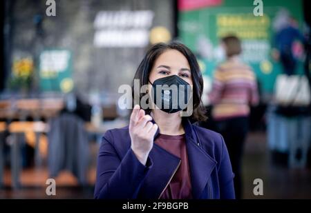 Potsdam, Deutschland. April 2021. Annalena Baerbock, Bundesvorsitzende von Bündnis 90/die Grünen, wartet auf ihren Auftritt auf der digitalen Landesdelegiertenkonferenz von Bündnis 90/die Grünen Brandenburg. Baerbock kandidiert als Spitzenkandidat der Brandenburgischen Grünen für die Bundestagswahl 2021. Quelle: Kay Nietfeld/dpa/Alamy Live News Stockfoto