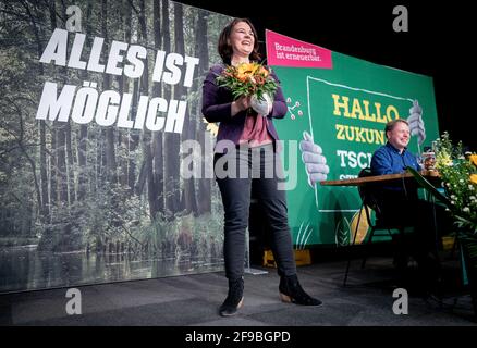 Potsdam, Deutschland. April 2021. Annalena Baerbock, Bundesführerin von Bündnis 90/die Grünen, steht mit einem Blumenstrauß auf der digitalen Landesdelegiertenkonferenz von Bündnis 90/die Grünen Brandenburg auf der Bühne. Baerbock kandidiert als Spitzenkandidat der Brandenburgischen Grünen für die Bundestagswahl 2021. Quelle: Kay Nietfeld/dpa/Alamy Live News Stockfoto