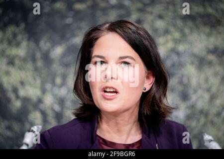 Potsdam, Deutschland. April 2021. Annalena Baerbock, Bundesvorsitzende von Bündnis 90/die Grünen, spricht mit den Teilnehmern der digitalen Landesdelegiertenkonferenz von Bündnis 90/die Grünen Brandenburg. Baerbock kandidiert als Spitzenkandidat der Brandenburgischen Grünen für die Bundestagswahl 2021. Quelle: Kay Nietfeld/dpa/Alamy Live News Stockfoto