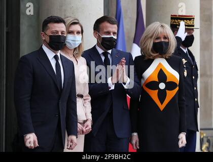 Paris, Frankreich. April 2021. Der französische Präsident Emmanuel Macron (2. R) und seine Frau Brigitte Macron (1. R) posieren für ein Foto mit dem Besuch des ukrainischen Präsidenten Volodymyr Zelensky (1. L) und seiner Frau Olena Zelenska bei ihrer Ankunft im Präsidentenpalast Elysee in Paris, Frankreich, am 16. April 2021. Kredit: Gao Jing/Xinhua/Alamy Live Nachrichten Stockfoto