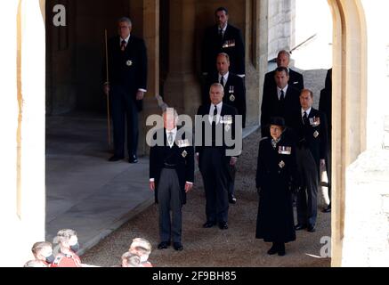 Der Prinz von Wales, der Herzog von York, der Herzog von Cambridge, Peter Phillips, die Prinzessin Royal und der Graf von Wessex kommen vor der Beerdigung des Herzogs von Edinburgh in Windsor Castle, Berkshire, im Viereck an. Bilddatum: Samstag, 17. April 2021. Stockfoto