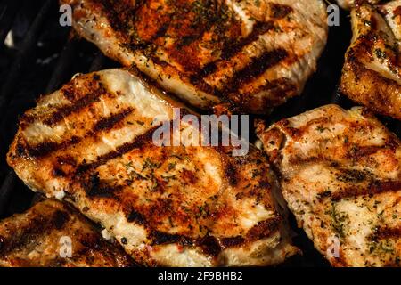 Nahaufnahme von leckeren gegrillten Schweinesteaks Stockfoto